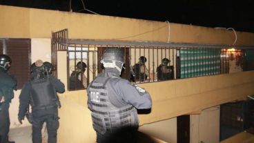 El trabajo de fiscales e investigadores se complementa con presencia policial.