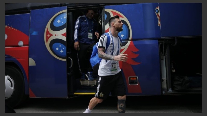 Messi, muy concentrado, bajando del micro de la selección. 