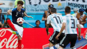 Di María y Tagliafico, por el balón.