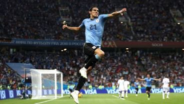 El grito de Cavani. Dos goles y lesión para el delantero charrúa.