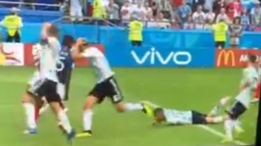 Tres jugadores argentinos para una pelota y se molestan entre ellos.