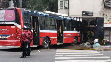 El colectivo se incrustó en una verdulería de Palermo.