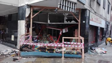 El local fue apuntalado para evitar una derrumbe.