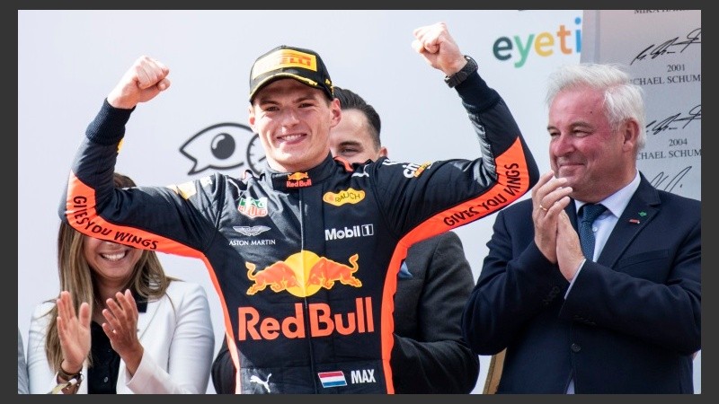 El holandés Max Verstappen (Red Bull) festeja en los más alto del podio.
