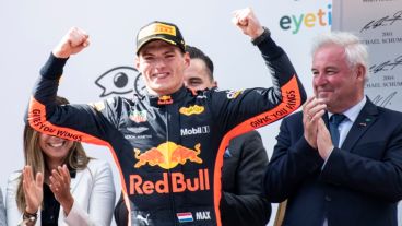 El holandés Max Verstappen (Red Bull) festeja en los más alto del podio.