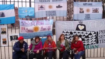 Familares de los tripulantes exigen que se reanude la búsqueda.