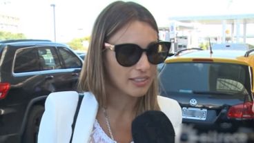 Pampita hecha una furia en el aeropuerto de Ezeiza.