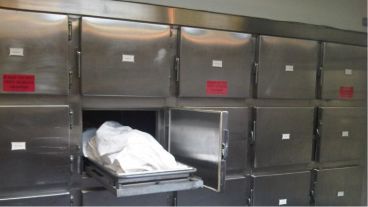 Descubrieron que la mujer vivía cuando la iban a poner en la cámara.