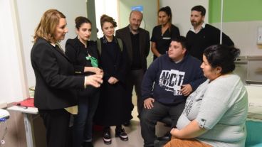 Las actrices junto a Fein y Caruana en el Roque Sáenz Peña.