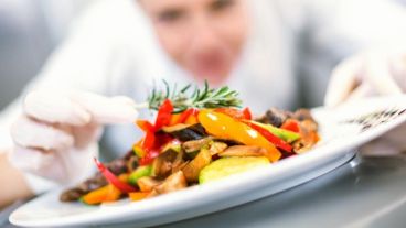 Estos estudiantes no sólo deben aprender a elaborar los platos, sino también entender el contexto de elaboración.