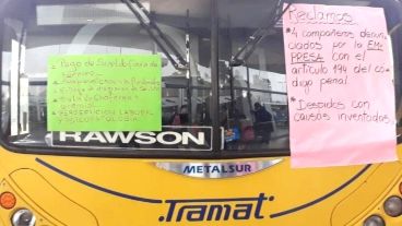 Los choferes realizan una protesta en la Terminal de Rosario.