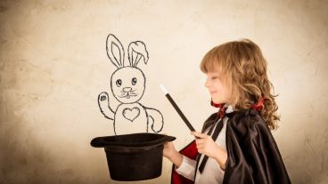Los profesores pueden usar trucos de magia en el aula para estimular y motivar a los niños.