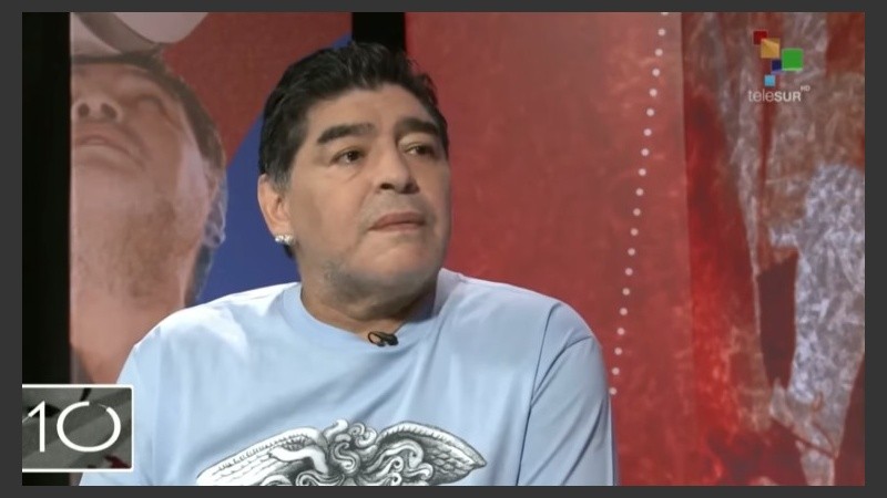 Más tranquilo que en las tribunas, Diego habla de fútbol en su programa.