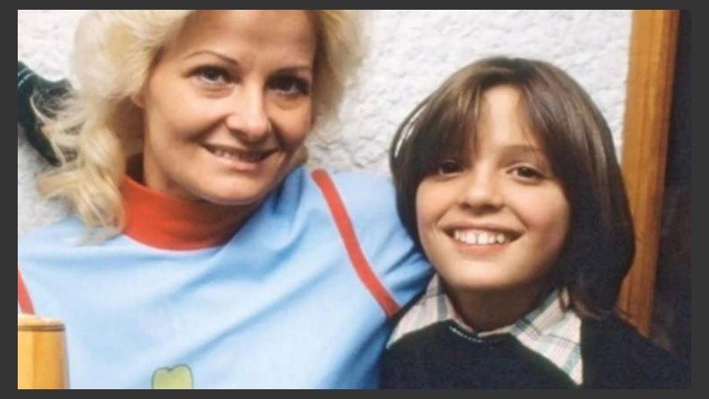 Luis Miguel sonríe junto a su mamá Marcela. 