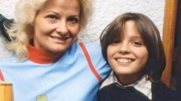 Luis Miguel sonríe junto a su mamá Marcela.