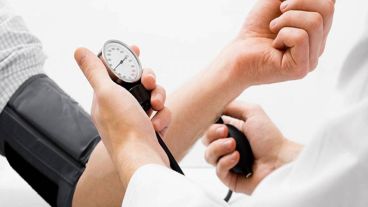 Evitar el consumo de alimentos con colesterol y mantener una dieta balanceada son claves.