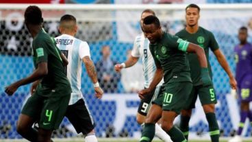 El capitán de las Águilas Verdes no le avisó ni al DT de su drama.