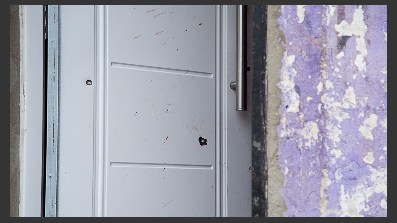 Impactos de balas en la puerta de la vivienda donde resultó herida la nena de 5 años.
