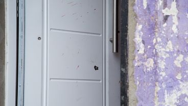 Impactos de balas en la puerta de la vivienda donde resultó herida la nena de 5 años.