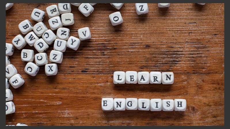 El acceso a dos lenguas diferentes enriquece la cultura del niño.