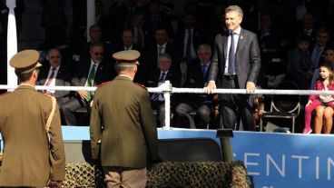 Día de la Bandera sin presidente y de la Independencia sin desfile.