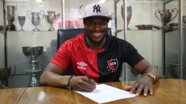 Toda la facha del negro Leal firmando su nuevo contrato con la Lepra.