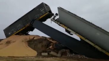 Impactante imagen del tren descarrilado en la región.