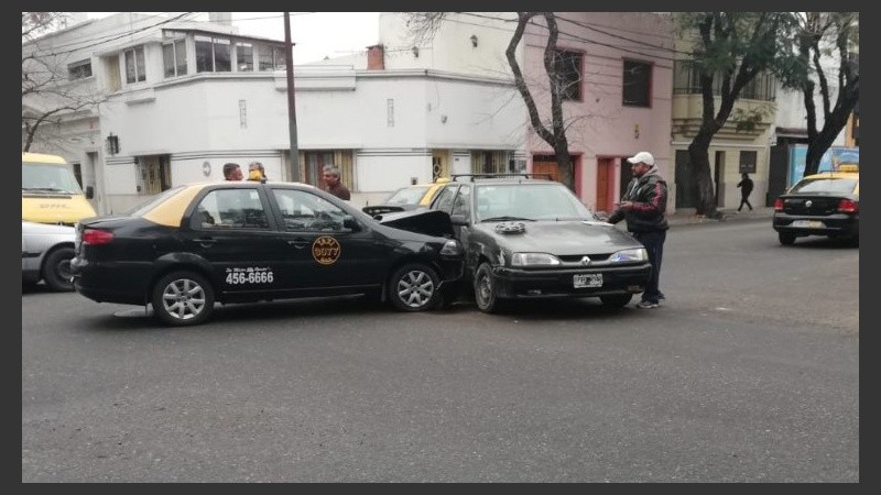 El impacto del taxi en el costado del Renault 19.