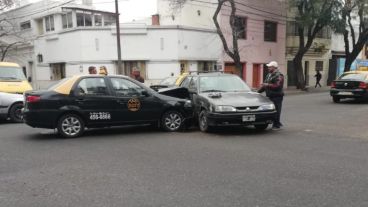 El impacto del taxi en el costado del Renault 19.
