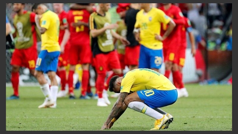 La decepción de Neymar ante el festejo de Bélgica. 