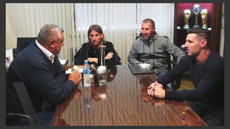 Tapia con tres ex colaboradores de Sampaoli.