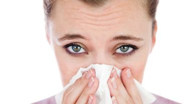 La rinitis se caracteriza por afectar la nariz y se produce cuando se inhala polvo, polen y ácaros.