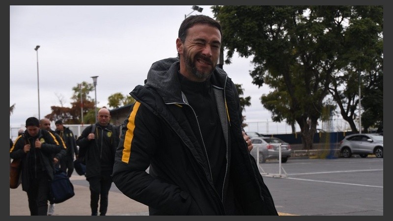 El Kily llega al estadio al frente del plantel.
