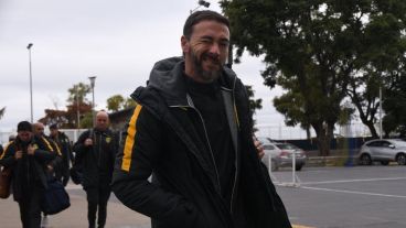 El Kily llega al estadio al frente del plantel.