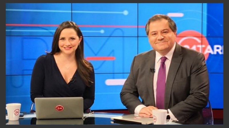Bustamante conduce un noticiero en la Televisión Nacional de Chile.