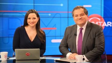 Bustamante conduce un noticiero en la Televisión Nacional de Chile.