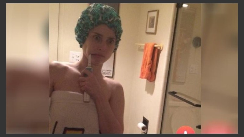 La joven compartió la imagen en su cuenta de Tinder y le criticaron cómo había colocado el rollo de papel higiénico.