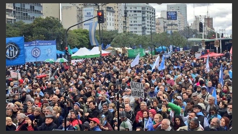 Oposición y actores en una nutrida marcha contra el FMI.
