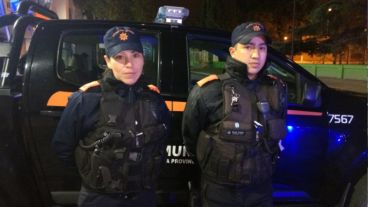 Salas y su compañera María Cobos que también ayudó en el rescate.