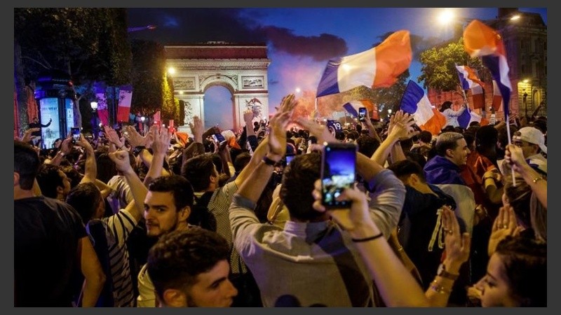 Miles de franceses en las calles.