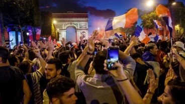 Miles de franceses en las calles.