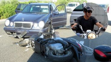La escena del accidente de George Clooney, con la moto del actor sobre el asfalto.