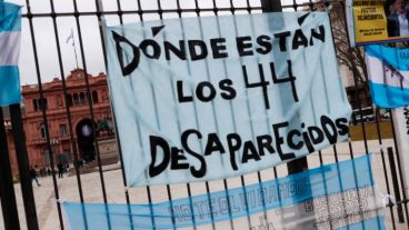 En Plaza de Mayo siguen los reclamos a la Nación.