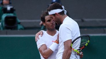 Rafa consuela al tandilense. Ya lo había eliminado en Roland Garros.