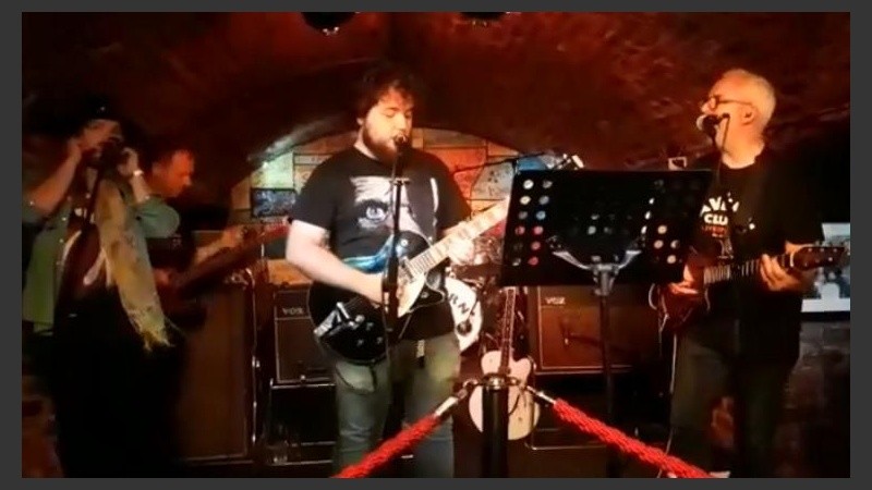 Juan Pablo en pleno show en The Cavern.