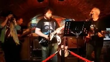 Juan Pablo en pleno show en The Cavern.