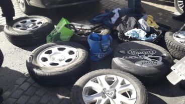 Los neumáticos secuestrados al detenido.