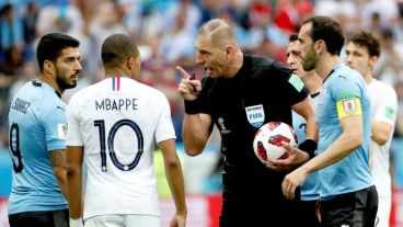 Néstor Pitana dirigiendo el partido de cuartos entre Francia y Uruguay.