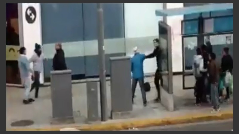 Los trapitos forcejearon con agentes en la vereda y quedaron filmados.