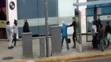 Los trapitos forcejearon con agentes en la vereda y quedaron filmados.